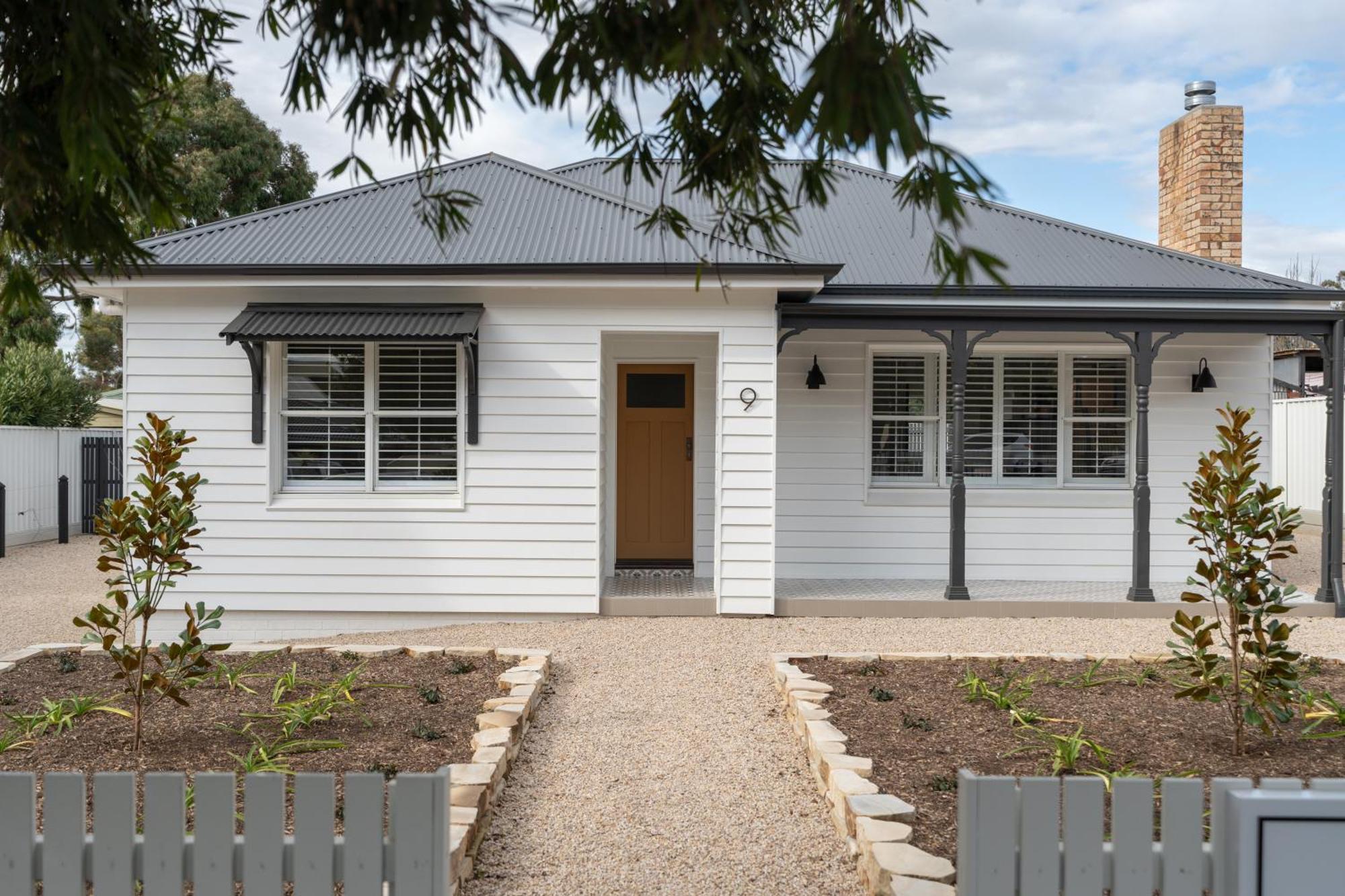 Field Street - 2 Bedroom House - Centrally Located Luxury *