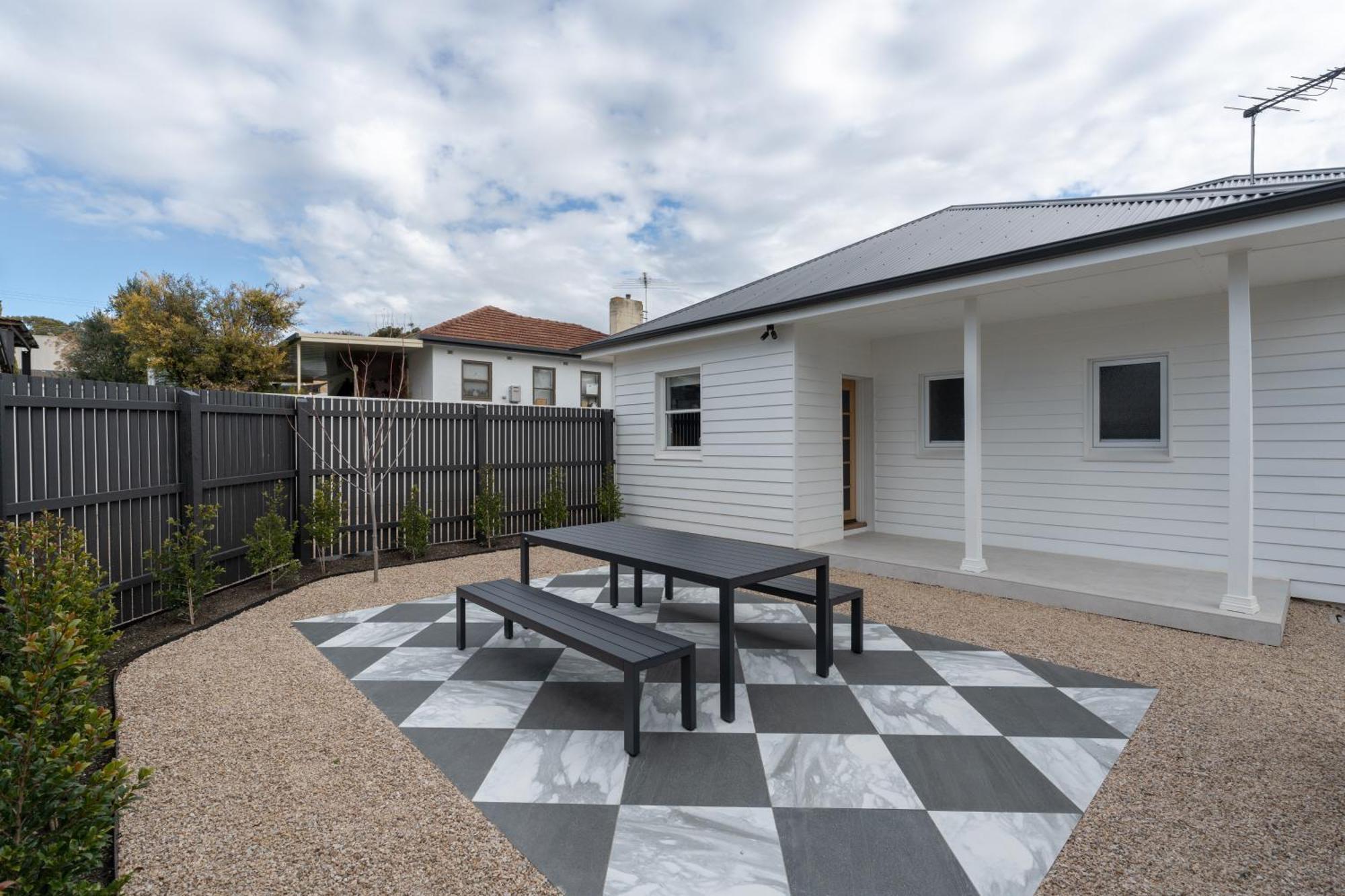 Field Street - 2 Bedroom House - Centrally Located Luxury Villa *